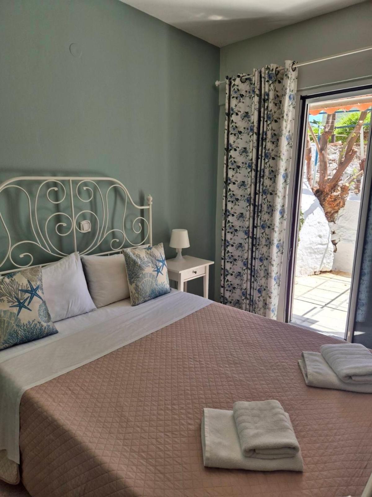 Drossinos Studios Poros Town Bagian luar foto